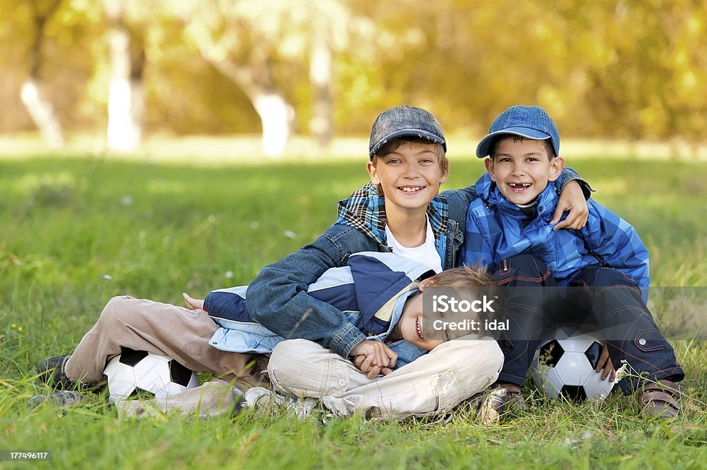 Ragazzo con una palla sulla natura - Foto stock royalty-free di Allegro