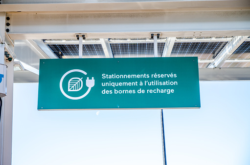 Sign indicating, in french, parking space is reserved for electrical vehicles needing charge