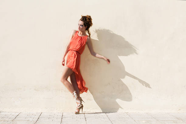 Mulher de vestido vermelho - foto de acervo