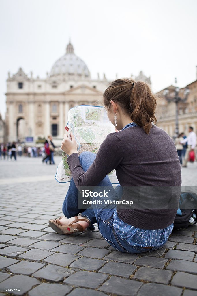 Jovem turista na Praça de São Pedro - Foto de stock de Peregrino royalty-free