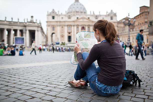 junge weibliche touristen in st. peter's square - rome italy lazio vatican stock-fotos und bilder