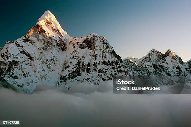 Vista Nocturna De Ama Dablam Foto de stock y más banco de imágenes de Ama Dablam - Ama Dablam, Acantilado, Aire libre