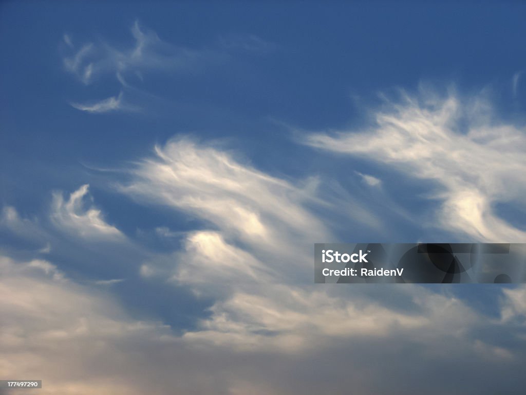 Beutiful delicado frágil nuvens no céu azul - Foto de stock de Nuvem royalty-free