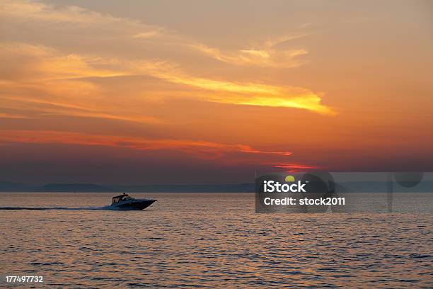 Photo libre de droit de Coucher De Soleil banque d'images et plus d'images libres de droit de Bateau de voyageurs - Bateau de voyageurs, Ciel, Concepts