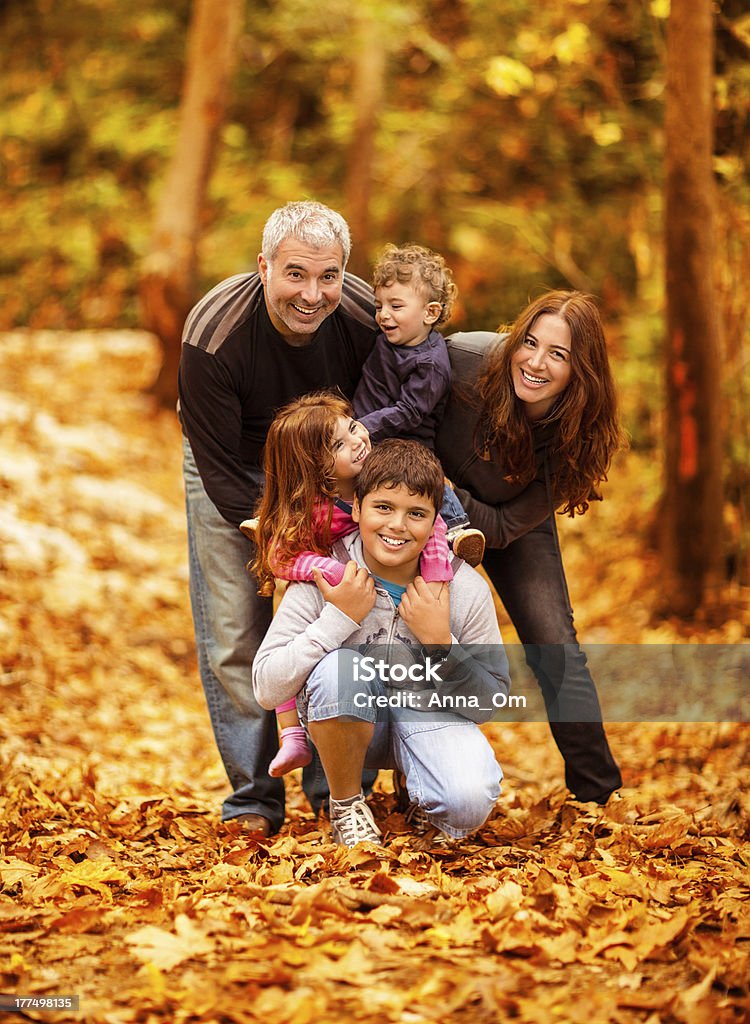 Hermosa familia en el parque - Foto de stock de Otoño libre de derechos