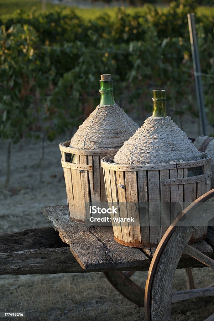 Carrito de carga con botellas de vino - Foto de stock de Agricultura libre de derechos