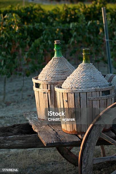 Carrito De Carga Con Botellas De Vino Foto de stock y más banco de imágenes de Agricultura - Agricultura, Aire libre, Basura