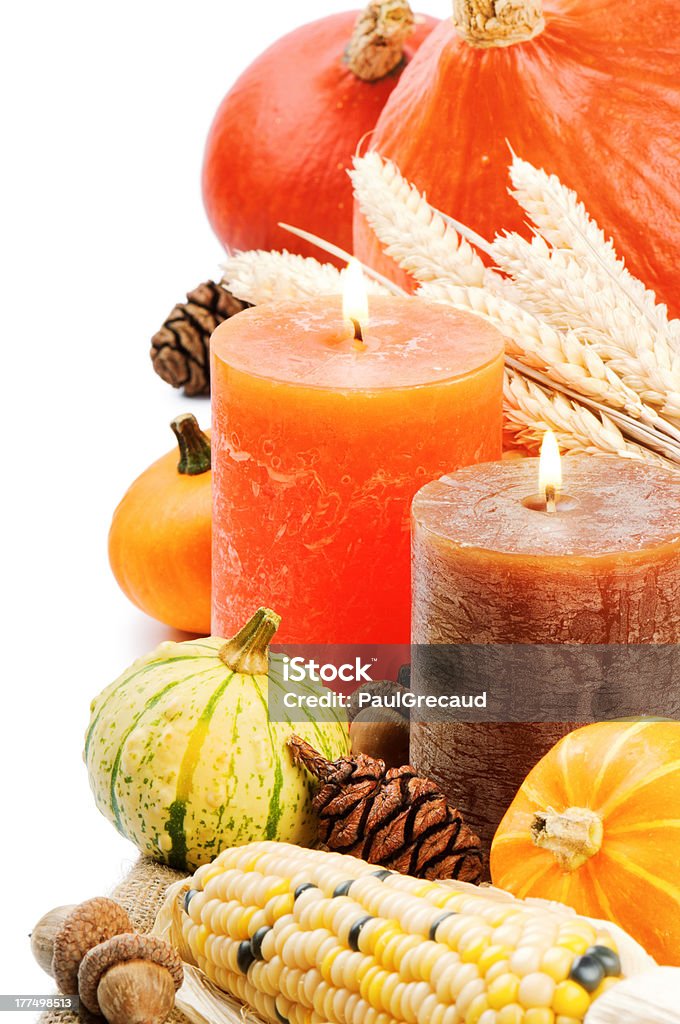 Outono configuração com velas e abóboras - Foto de stock de Abundância royalty-free