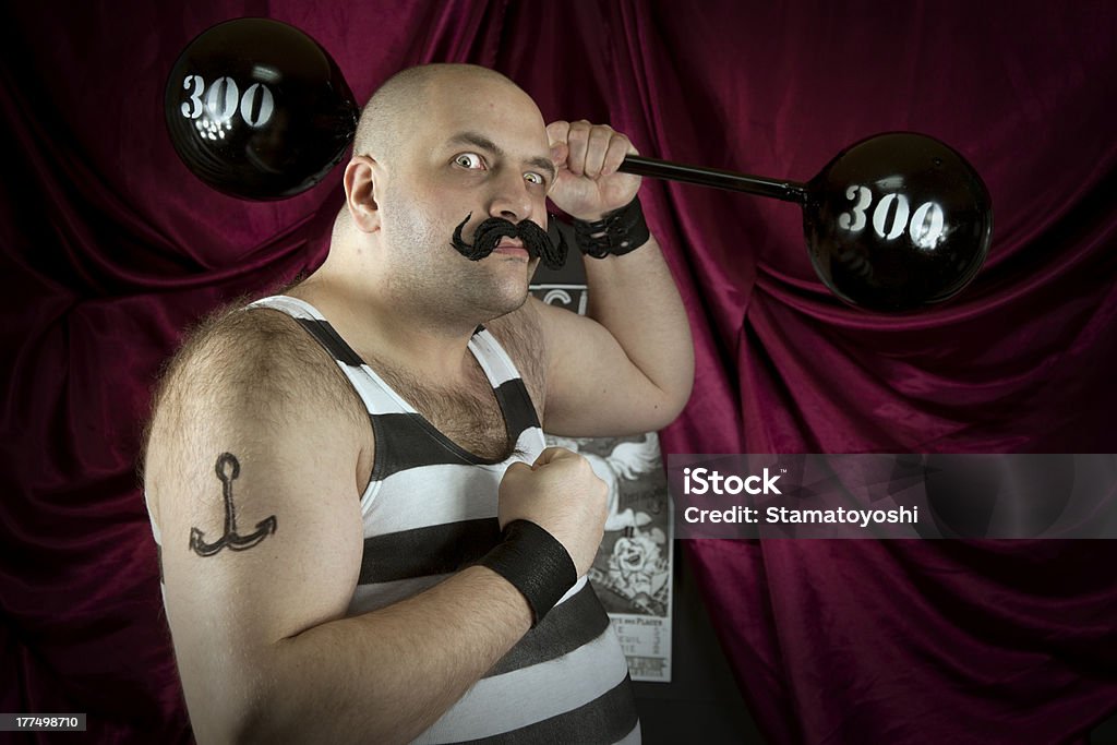 strongman de circo Vintage com big 300 libras pesos - Foto de stock de Circo royalty-free