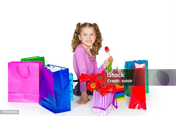 La Chica Y Tienda De Regalos Foto de stock y más banco de imágenes de 8-9 años - 8-9 años, Fondo blanco, Niñas