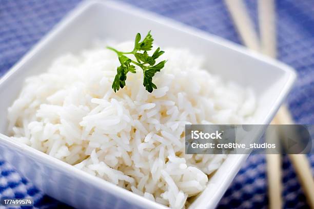 Ciotola Di Riso - Fotografie stock e altre immagini di Alimentazione sana - Alimentazione sana, Bacchette cinesi, Bianco