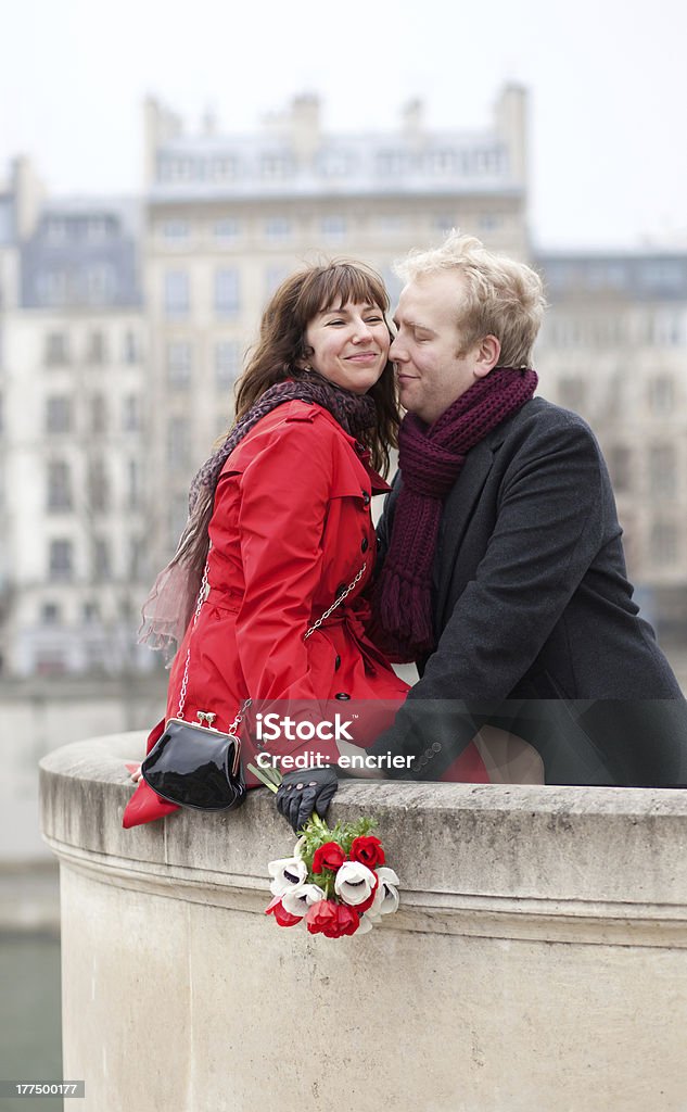 Belo Casal romântico com uma data em Paris - Royalty-free Abraçar Foto de stock