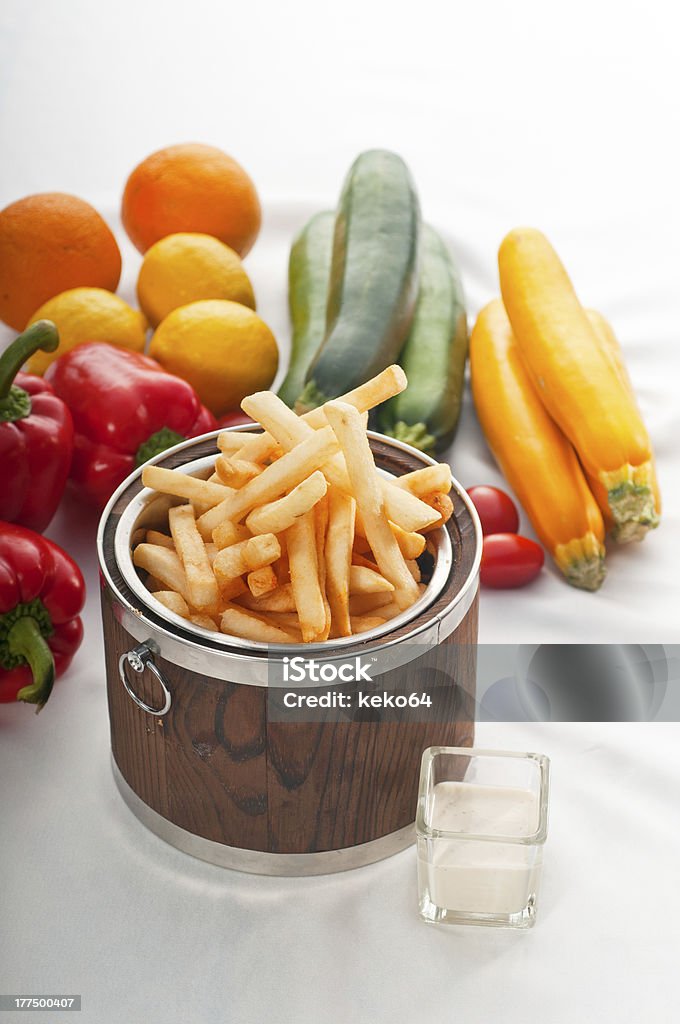 Fresca papas fritas sobre un centro de costos - Foto de stock de Alimento libre de derechos
