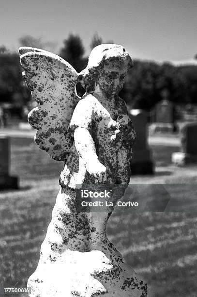 Statua Di Angelo Corpo Primo Piano Nel Cimitero - Fotografie stock e altre immagini di Ala di animale - Ala di animale, Ambientazione tranquilla, Amore
