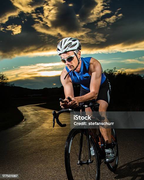 Triatleta Ciclismo Em - Fotografias de stock e mais imagens de Adulto - Adulto, Ao Ar Livre, Atividade