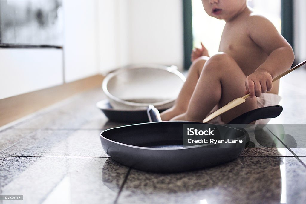 Criança ajudar com cozinha - Foto de stock de 18 a 23 meses royalty-free