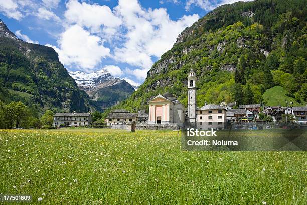 Pueblo De Sonogno Foto de stock y más banco de imágenes de Aldea - Aldea, Alpes Europeos, Alpes suizos
