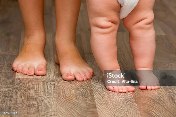 Primeiros Passos - Fotografias de stock e mais imagens de 12-15 Meses - 12-15 Meses, Bebé, Conceito