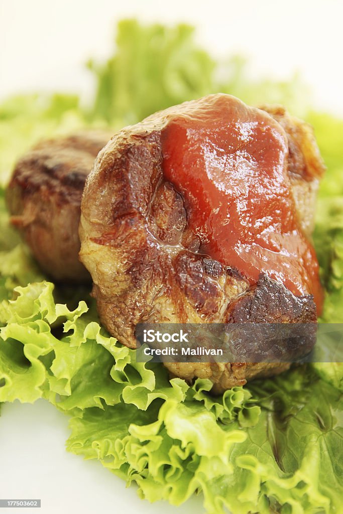 Steak mit Tomaten-sauce - Lizenzfrei Am Spieß gebraten Stock-Foto