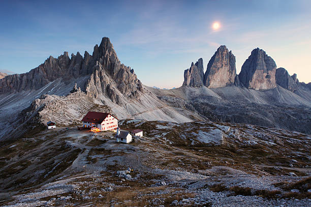 itália dolomitas-tre cime à noite com lua - tirol season rock mountain peak - fotografias e filmes do acervo