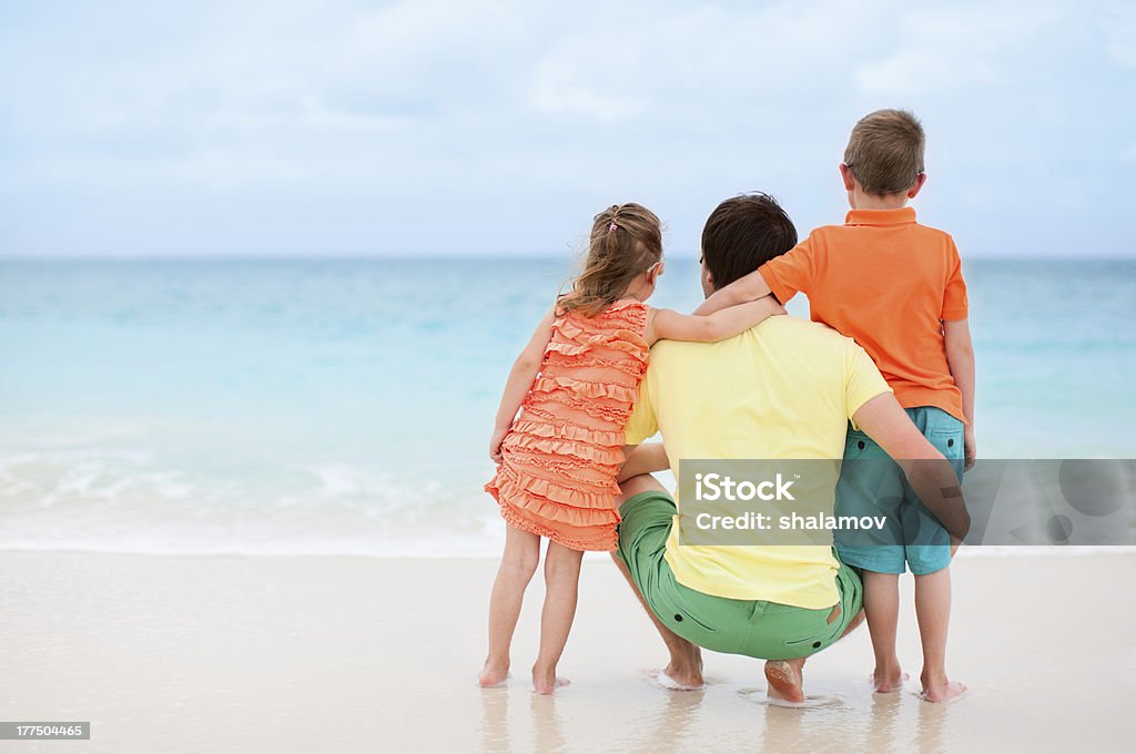 Padres con hijos en la playa - Foto de stock de Adulto libre de derechos