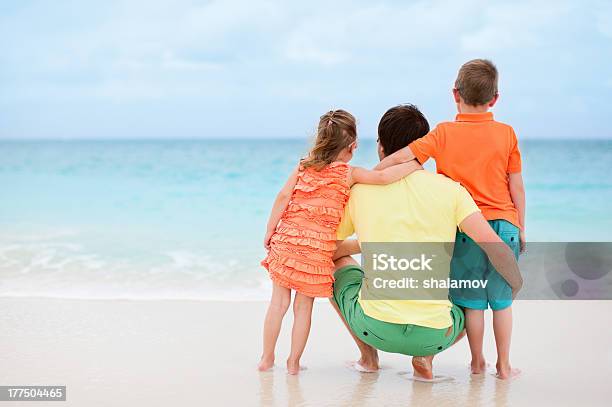 Padres Con Hijos En La Playa Foto de stock y más banco de imágenes de Adulto - Adulto, Adulto joven, Agua