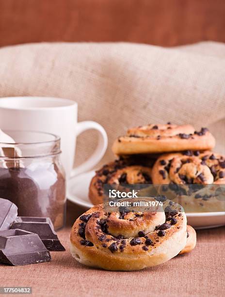 Foto de Pão De Brioche Com Pedaços De Chocolate e mais fotos de stock de Barra de Chocolate - Barra de Chocolate, Bebida, Bola doce