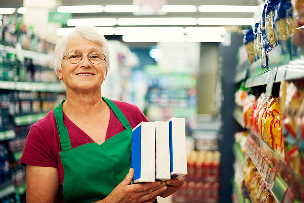 mulher idosa trabalhando no supermercado - women customer service representative service standing imagens e fotografias de stock