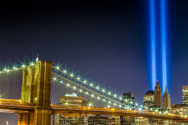 11 de septiembre semáforo sobre el puente de brooklyn - bin laden fotografías e imágenes de stock