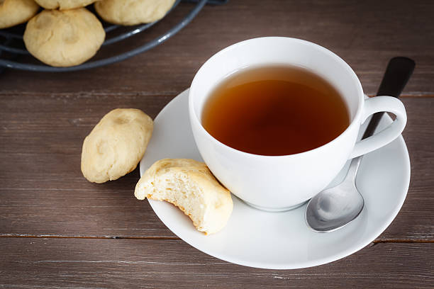 tazza di tè con pasticcini - te bevanda calda foto e immagini stock