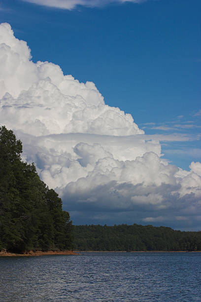 Cumulus nuages sur le lac - Photo