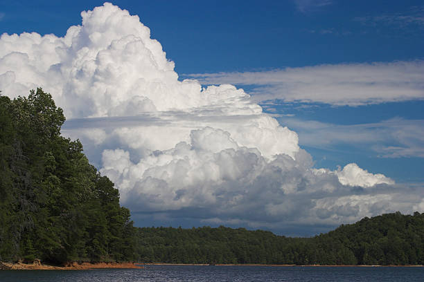 Cumulus nuages sur le lac - Photo