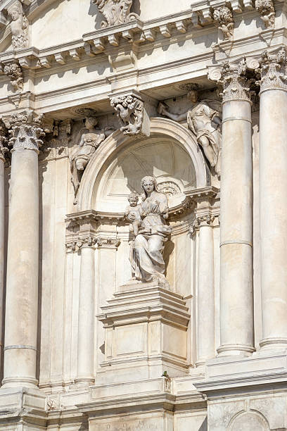 Escultura en una fachada de un edificio - foto de stock