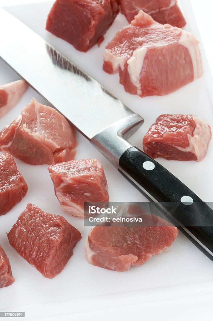 dicing agnello con un Coltello da cucina - Foto stock royalty-free di A forma di blocco