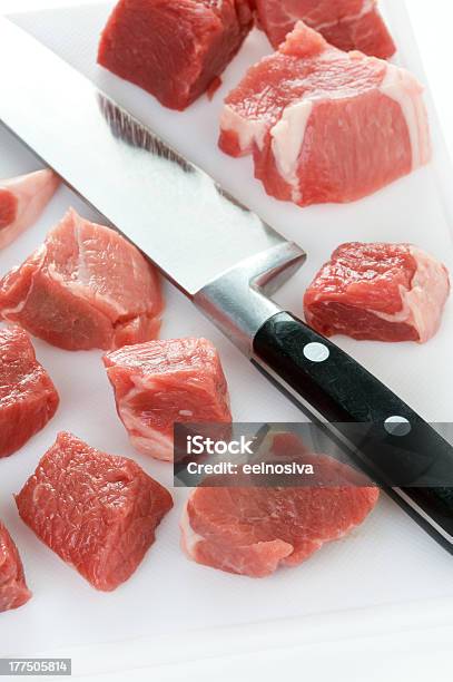 Dicing Agnello Con Un Coltello Da Cucina - Fotografie stock e altre immagini di A forma di blocco - A forma di blocco, Acciaio, Acciaio inossidabile