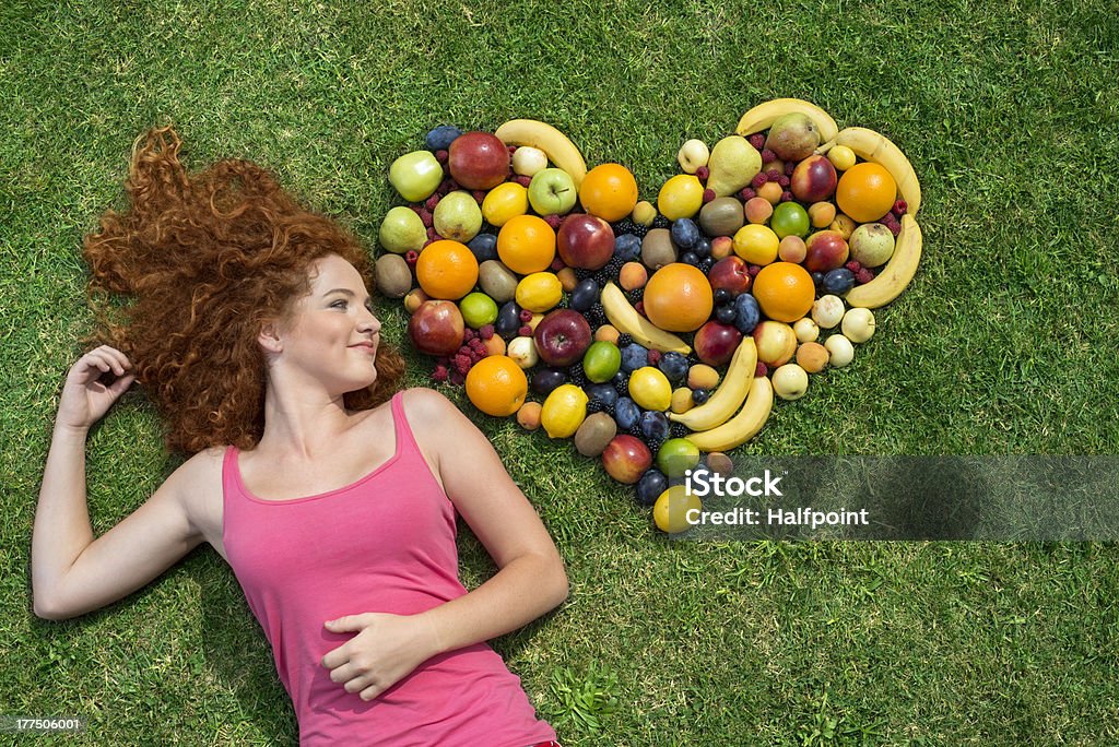 Chica con frutas - Foto de stock de Cabello humano libre de derechos