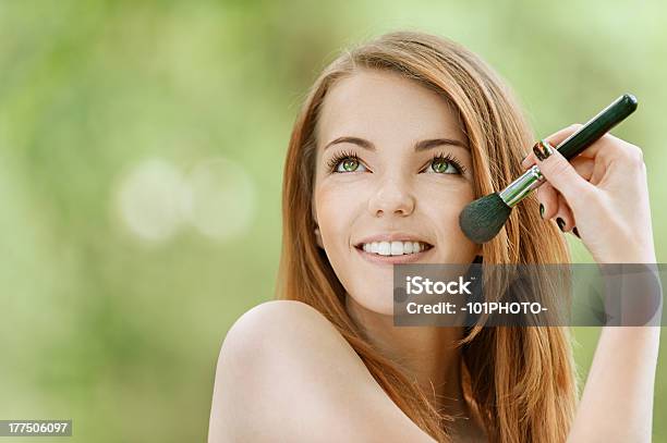 Junge Frau Auf Face Powder Stockfoto und mehr Bilder von Attraktive Frau - Attraktive Frau, Auftragen, Berühren