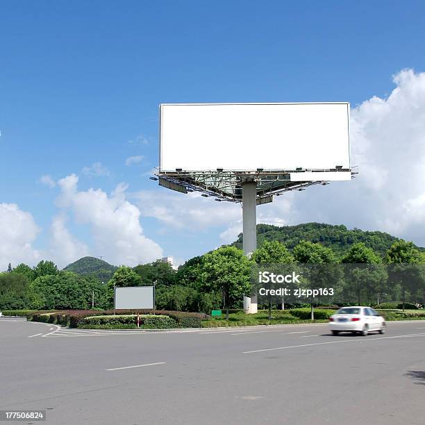 Photo libre de droit de Blue Sky Highway Panneaux Daffichage banque d'images et plus d'images libres de droit de Panneau d'affichage - Panneau d'affichage, Grands axes de circulation, Route