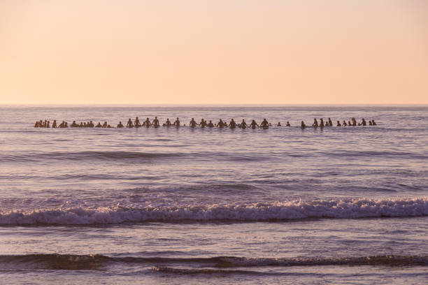 circle surfboard paddle out memorial w oceanie - co surfing zdjęcia i obrazy z banku zdjęć