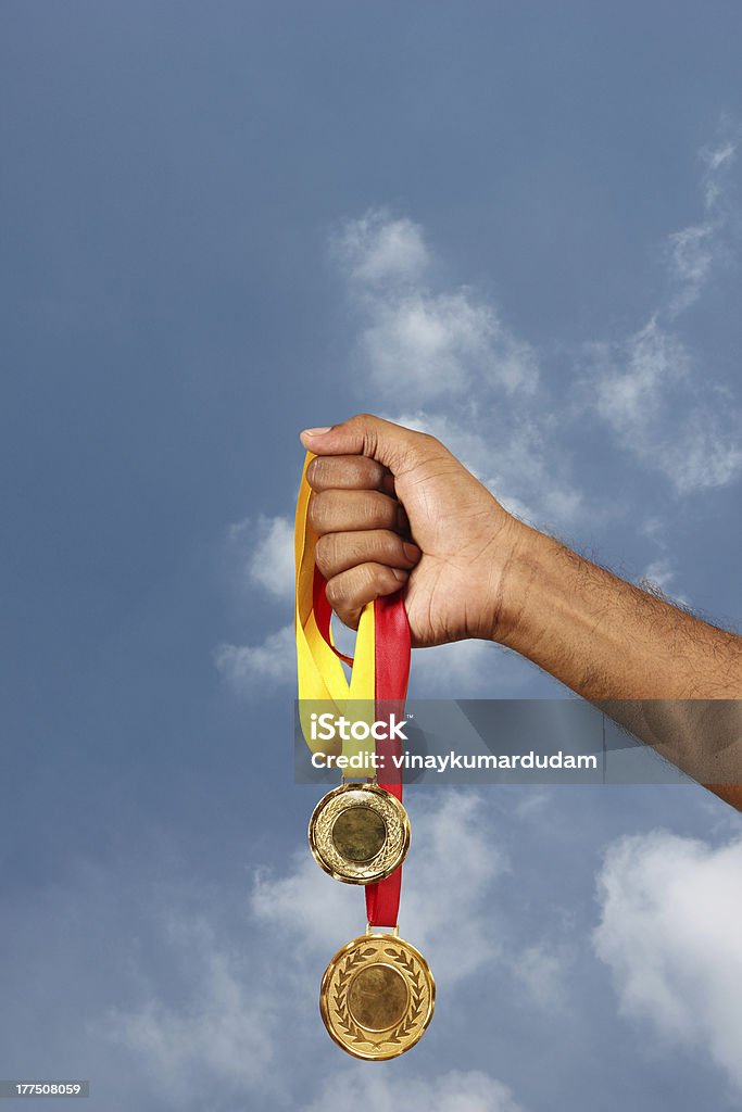 Goldmedaillen in der hand - Lizenzfrei Auszeichnung Stock-Foto