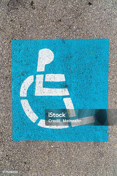 Sinal De Cadeira De Rodas No Parque De Estacionamento - Fotografias de stock e mais imagens de Acesso para cadeiras de rodas