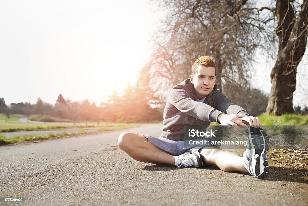 Casal homem de Corrida de Alongamento - Foto de stock de 20 Anos royalty-free