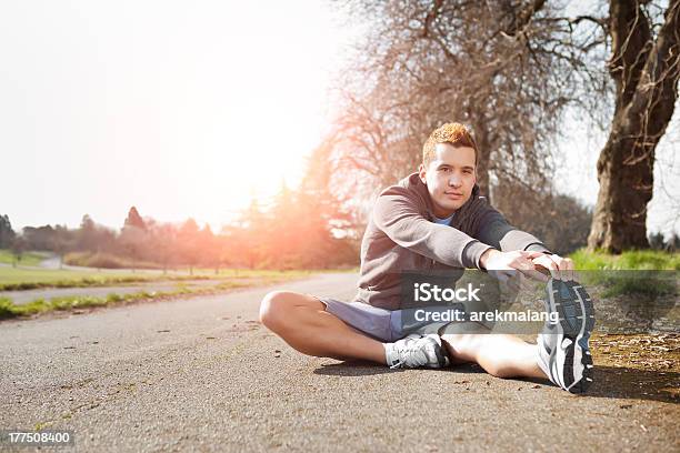 Foto de Casal Homem De Corrida De Alongamento e mais fotos de stock de 20 Anos - 20 Anos, Adulto, Asiático e indiano