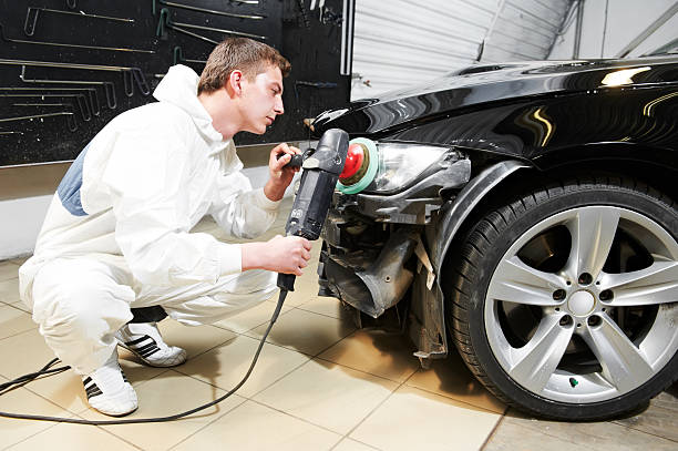 mecánico arreglando y pulido de lámpara - car auto repair shop repairing accident fotografías e imágenes de stock