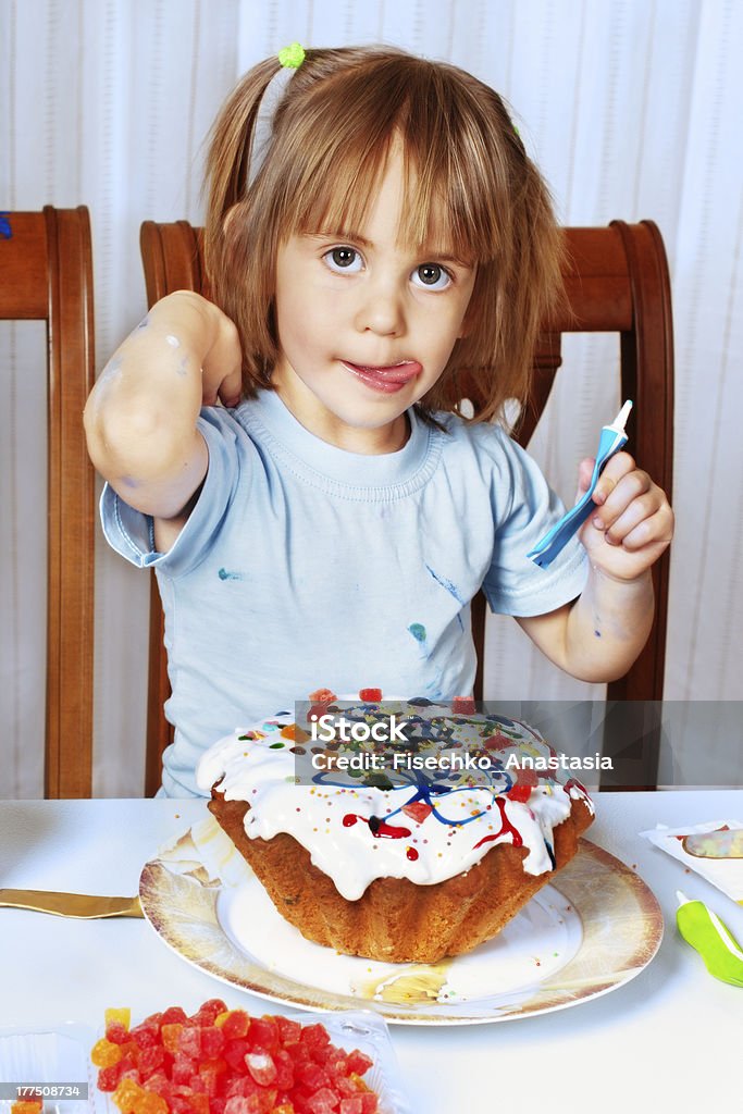 Bambina decorare la torta di Pasqua - Foto stock royalty-free di Bambino