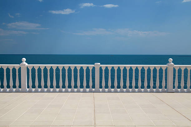 balaustrada terraza con vista al mar - balaustrade fotografías e imágenes de stock