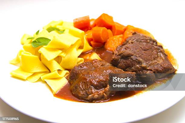 Estufado Vitela Cheeks Com Macarrão E Cenouras - Fotografias de stock e mais imagens de Assado - Assado, Carne, Cenoura