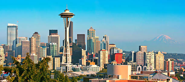 シアトルの街並みのパノラマでの夕暮れ - seattle skyline mt rainier space needle ストックフォトと画像