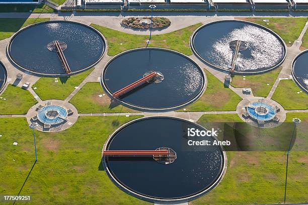 Foto de Vista Aérea De Uma Planta De Esgoto e mais fotos de stock de Armazém - Armazém, Bebida gelada, Biomassa - Energia renovável