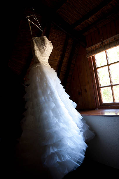 Robe de mariage suspendu à une fenêtre - Photo